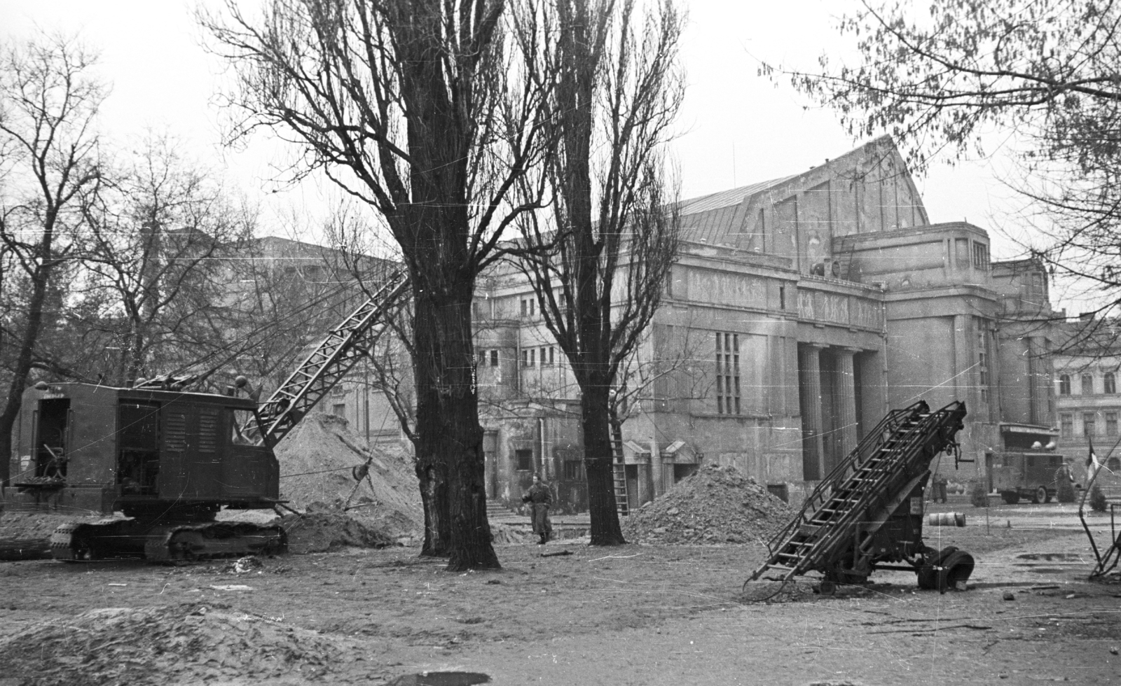 Hungary, Budapest VIII., II. János Pál (Köztársaság) tér, a pártházhoz kötődő feltételezett kazamaták keresése. Háttérben az Erkel Színház., 1956, Nagy Gyula, revolution, theater, ladder, building, machine, excavator, Budapest, Fortepan #39915