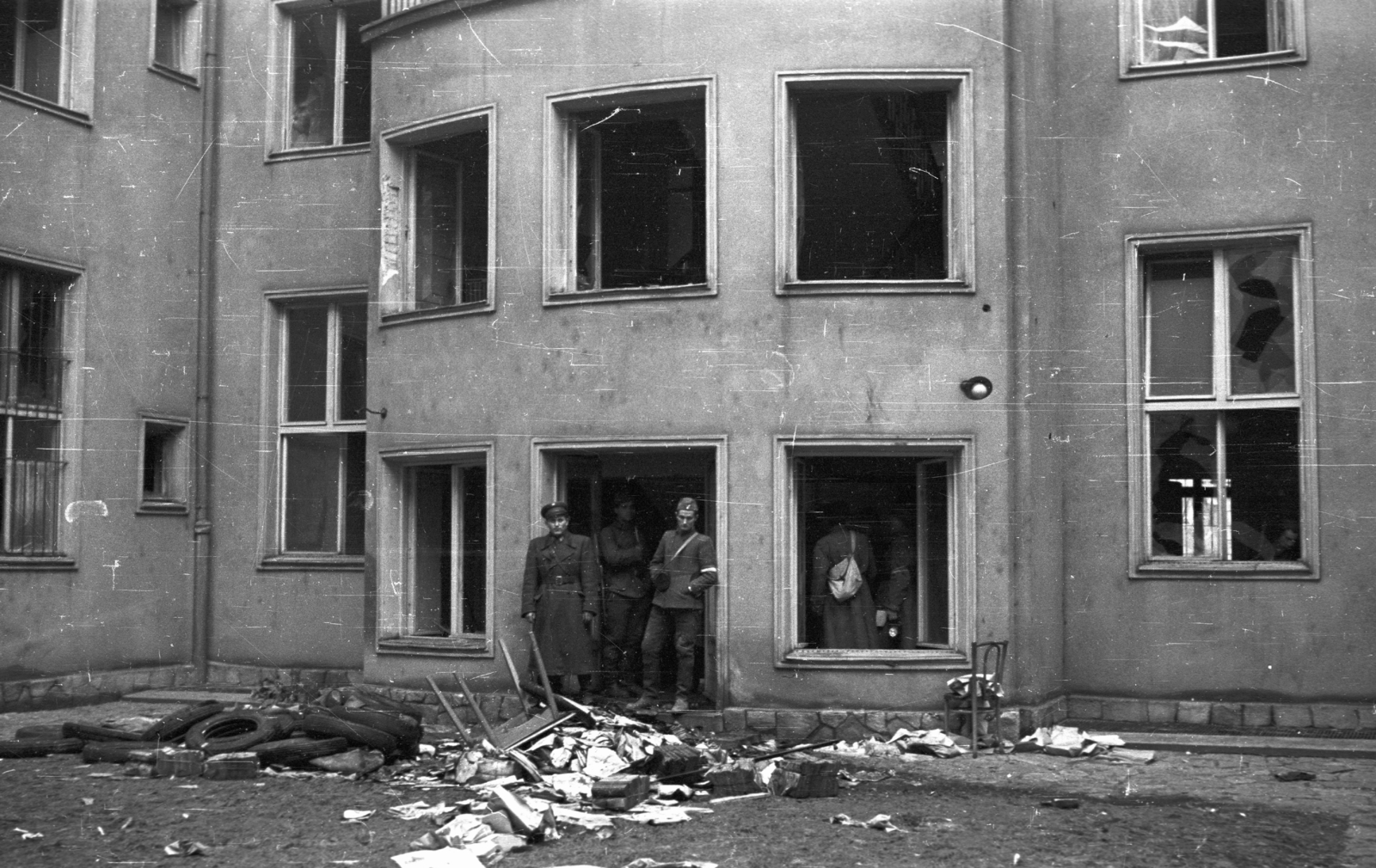 Hungary, Budapest VIII., II. János Pál pápa (Köztársaság) tér 27. udvara., 1956, Nagy Gyula, war damage, revolution, soldier, Budapest, damaged building, Fortepan #39917