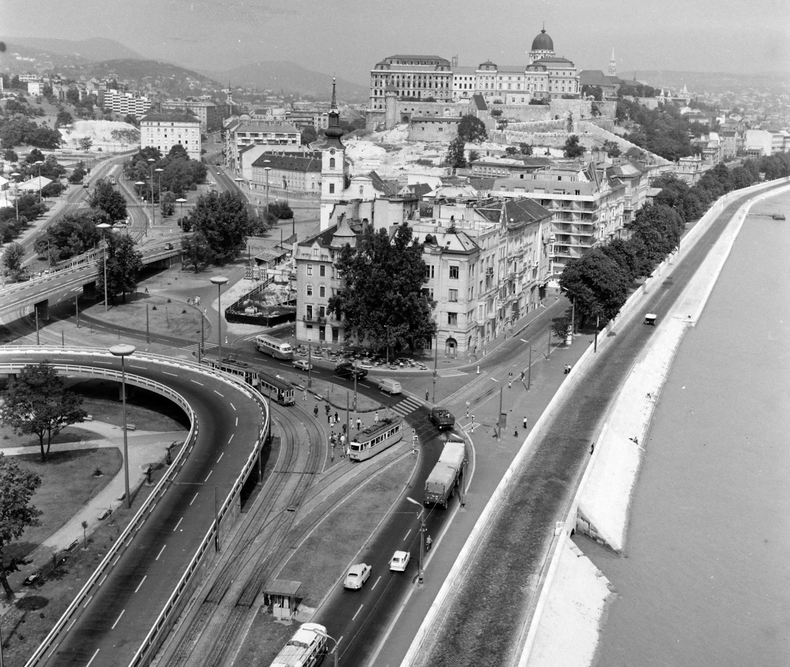 Hungary, Budapest I., a Döbrentei tér az Erzsébet hídról fényképezve, háttérben a Budavári Palota (korábban Királyi Palota)., 1965, UVATERV, traffic, bus, Hungarian brand, commercial vehicle, street view, cityscape, genre painting, Ikarus-brand, tram, picture, lamp post, tram stop, automobile, Ganz-brand, Stuka tramway, Trailer car, Budapest, Bszkrt F1A type, Fortepan #3992