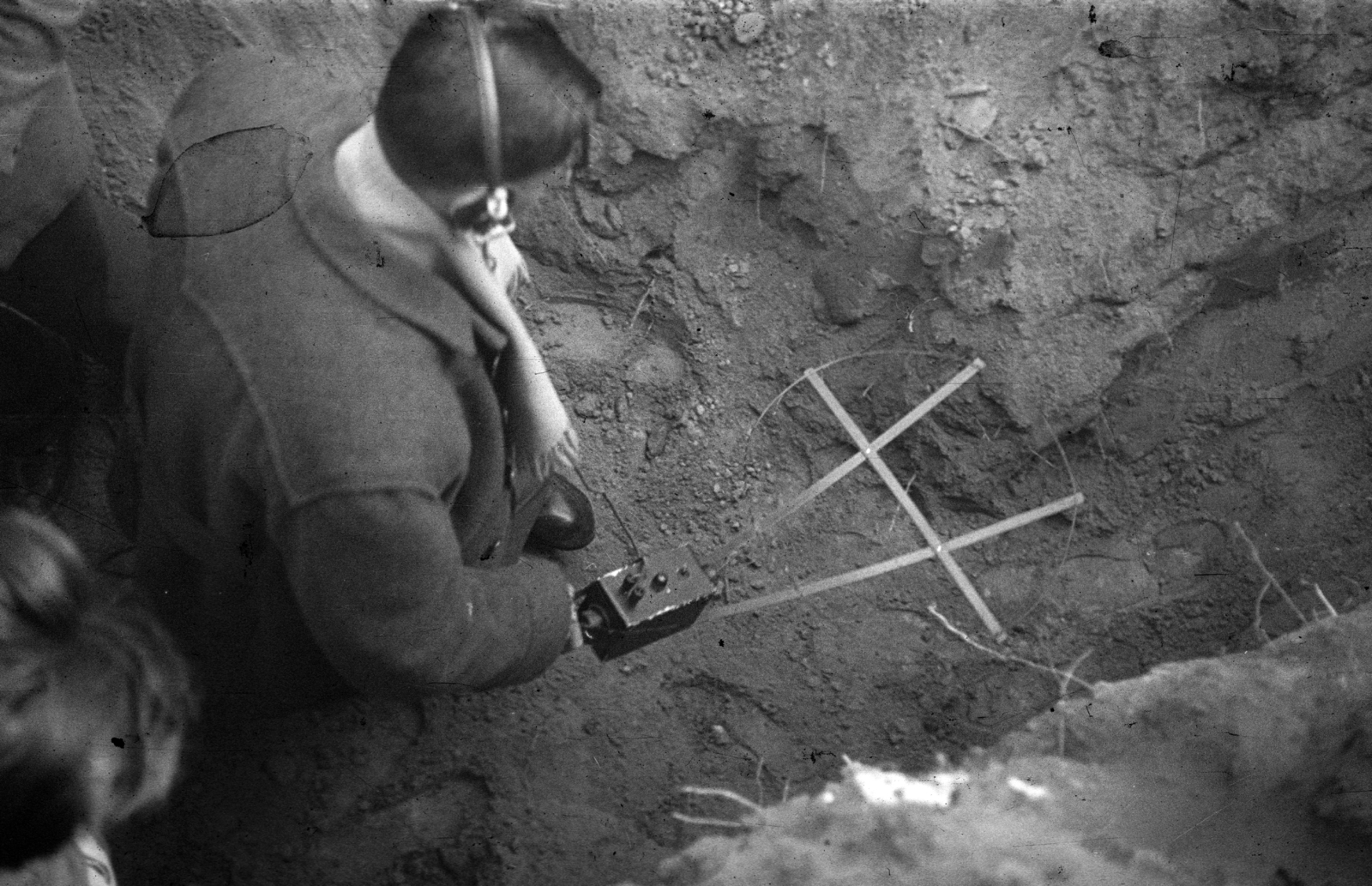 Hungary, Budapest VIII., II. János Pál (Köztársaság) tér, a pártházhoz kötődő feltételezett kazamaták keresése., 1956, Nagy Gyula, revolution, man, instrument, Budapest, Fortepan #39932