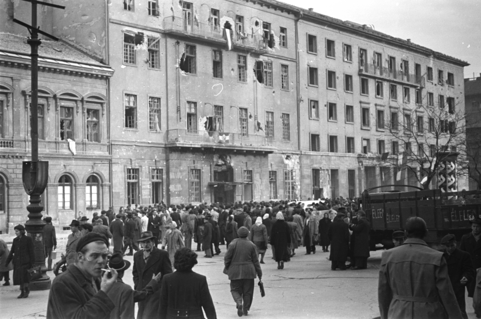 Hungary, Budapest VIII., II. János Pál pápa (Köztársaság) tér, MDP Budapesti Pártbizottságának székháza., 1956, Nagy Gyula, war damage, flag, Party Headquarters, mass, revolution, commercial vehicle, damaged building, Budapest, Fortepan #39938