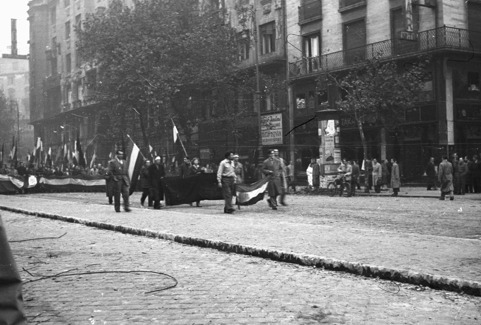 Hungary, Budapest VII., Károly (Tanács) körút az Astoria felől nézve. 1956. október 25-e délután, "véres-zászlós" tüntetés., 1956, Nagy Gyula, poster, flag, sign-board, mass, revolution, march, ad pillar, Budapest, Fortepan #39948