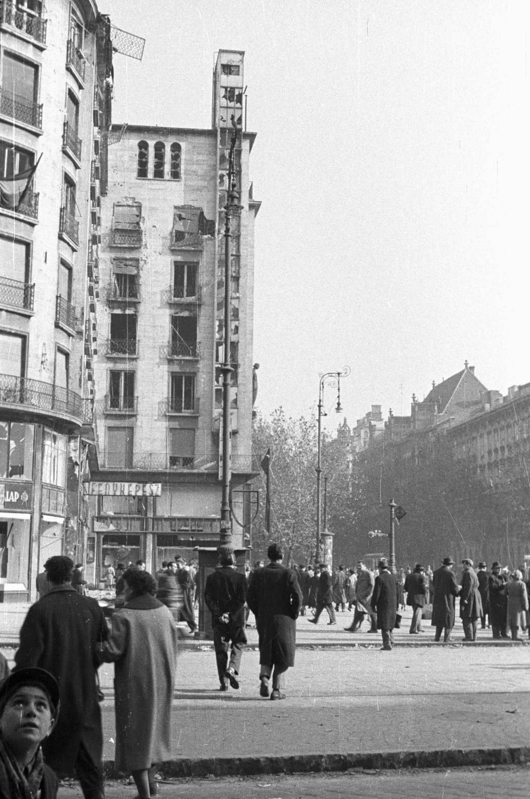 Hungary, Budapest VII., Károly (Tanács) körút - Rákóczi út sarok, háttérben a Rákóczi úti házak., 1956, Nagy Gyula, sunshine, sign-board, revolution, pedestrian, street view, Budapest, Fortepan #39950