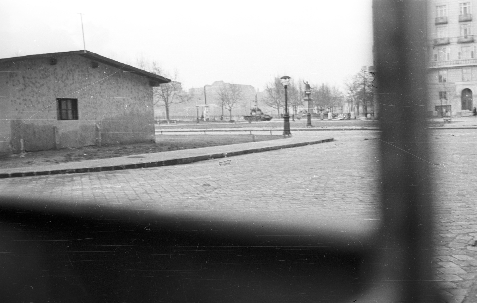 Hungary, Budapest V., Március 15. tér a Petőfi tér felé nézve, háttérben a budai Vár., 1956, Nagy Gyula, Soviet brand, revolution, tank, sculpture, lamp post, Budapest, Fortepan #39953