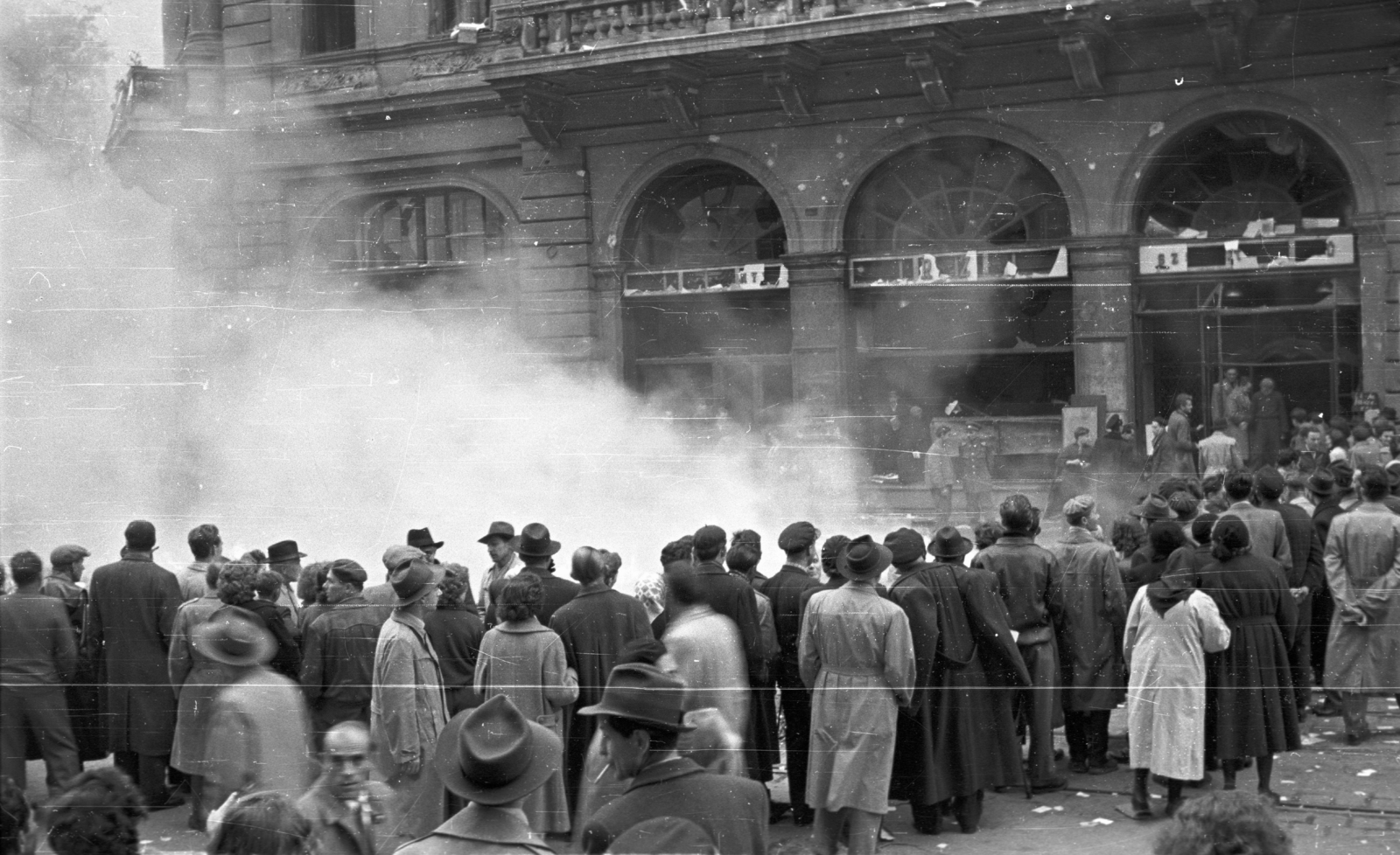 Hungary, Budapest V., Semmelweis utca - Kossuth Lajos utca sarok, könyvégetés a Magyar Szovjet Társaság Országos Központja előtt (korábban Országos kaszinó, később a Szovjet Kultúra és Tudomány Háza, majd Magyarok Háza)., 1956, Nagy Gyula, war damage, mass, revolution, pedestrian, curiosity, store display, Budapest, Fortepan #39954