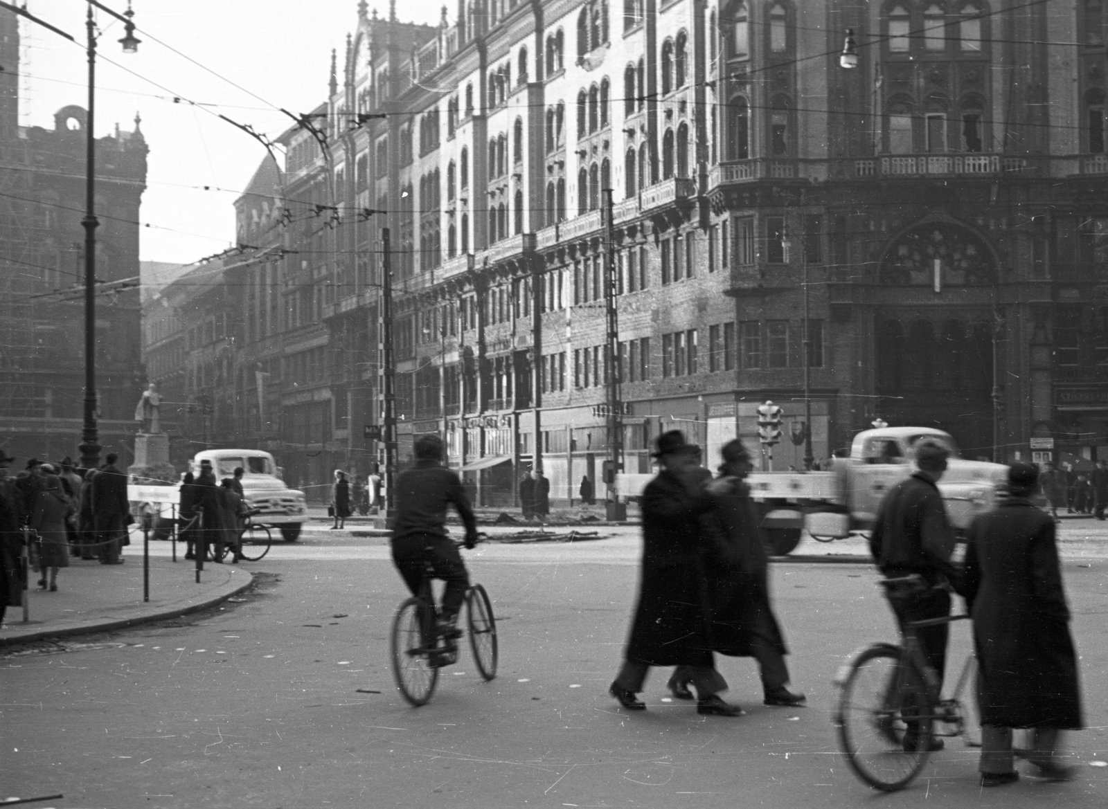 Hungary, Budapest V., Ferenciek tere (Felszabadulás tér), szemben a Párizsi udvar, balra a Kígyó utca, előtte Pázmány Péter szobra., 1956, Nagy Gyula, bicycle, revolution, pedestrian, commercial vehicle, street view, signal, public building, eclectic architecture, Budapest, Henrik Schmahl-design, Fortepan #39955