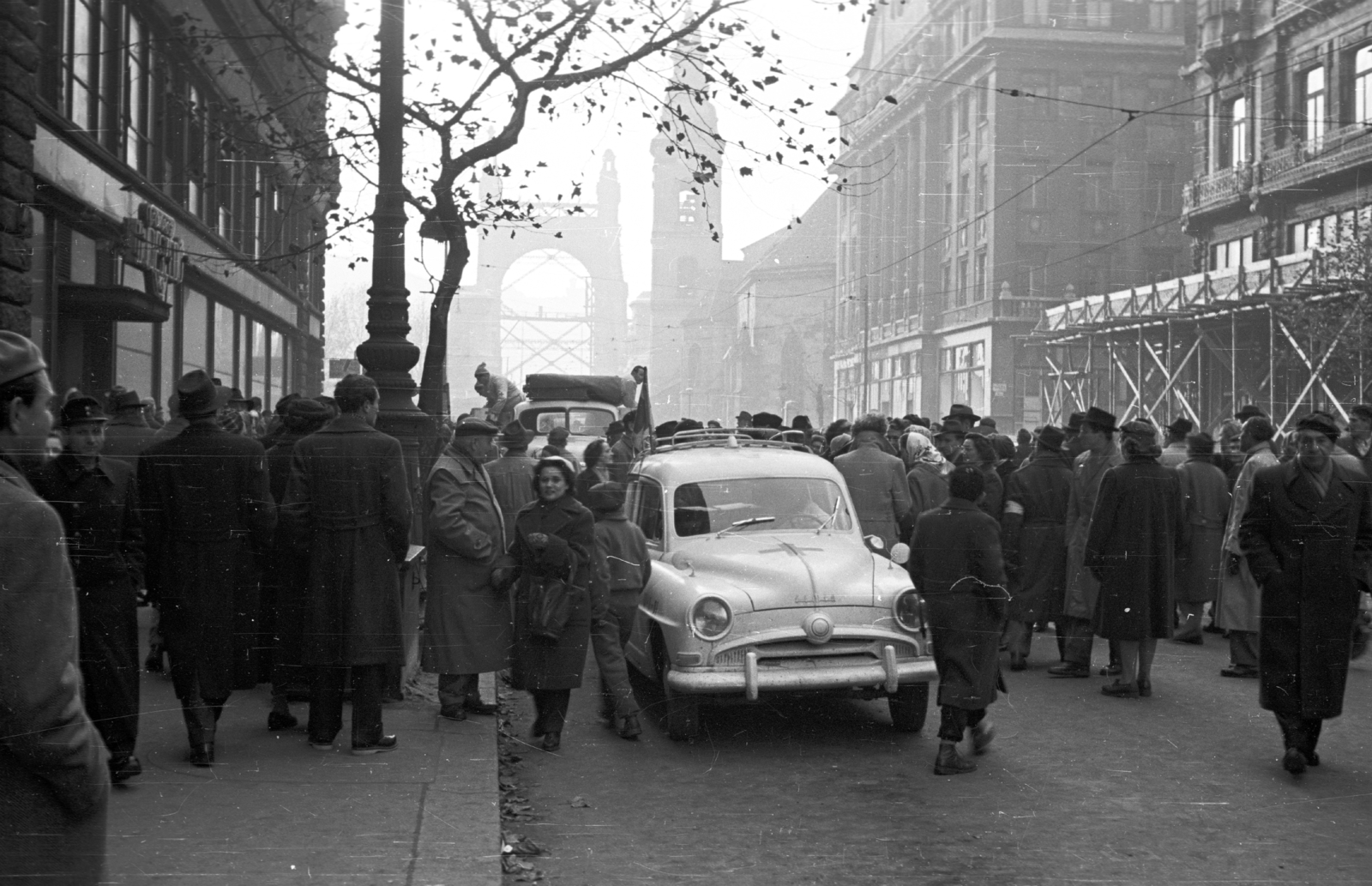Hungary, Budapest V., Szabad sajtó út, a Nemzetközi Vöröskereszt élelmiszersegélyének kiosztása, elöl egy vöröskeresztes Simca Aronde személygépkocsi., 1956, Nagy Gyula, revolution, pedestrian, street view, French brand, automobile, Simca-brand, Budapest, suspension bridge, Antal Kherndl-design, Aurél Czekelius-design, Fortepan #39957