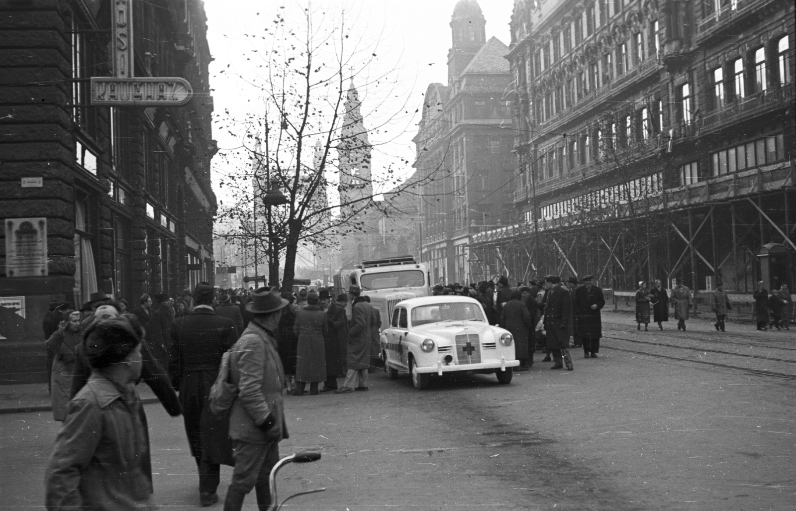Hungary, Budapest V., Szabad sajtó út a Ferenciek tere (Felszabadulás tér) felől nézve. A nemzetközi Vöröskereszt élelmiszersegélye, elől egy vöröskeresztes Mercedes 180 személygépkocsi., 1956, Nagy Gyula, German brand, revolution, pedestrian, street view, Mercedes-brand, automobile, Mercedes W120, Budapest, Fortepan #39962
