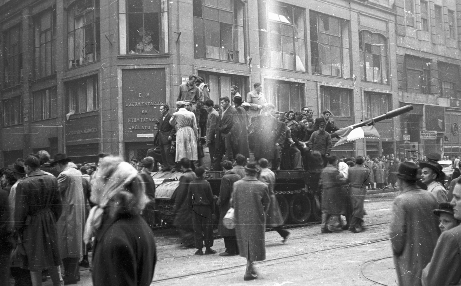 Hungary, Budapest V., Kossuth Lajos utca, balra a Magyar utca torkolata., 1956, Nagy Gyula, war damage, flag, sign-board, Soviet brand, mass, revolution, tank, pedestrian, street view, friendship, Budapest, Fortepan #39964