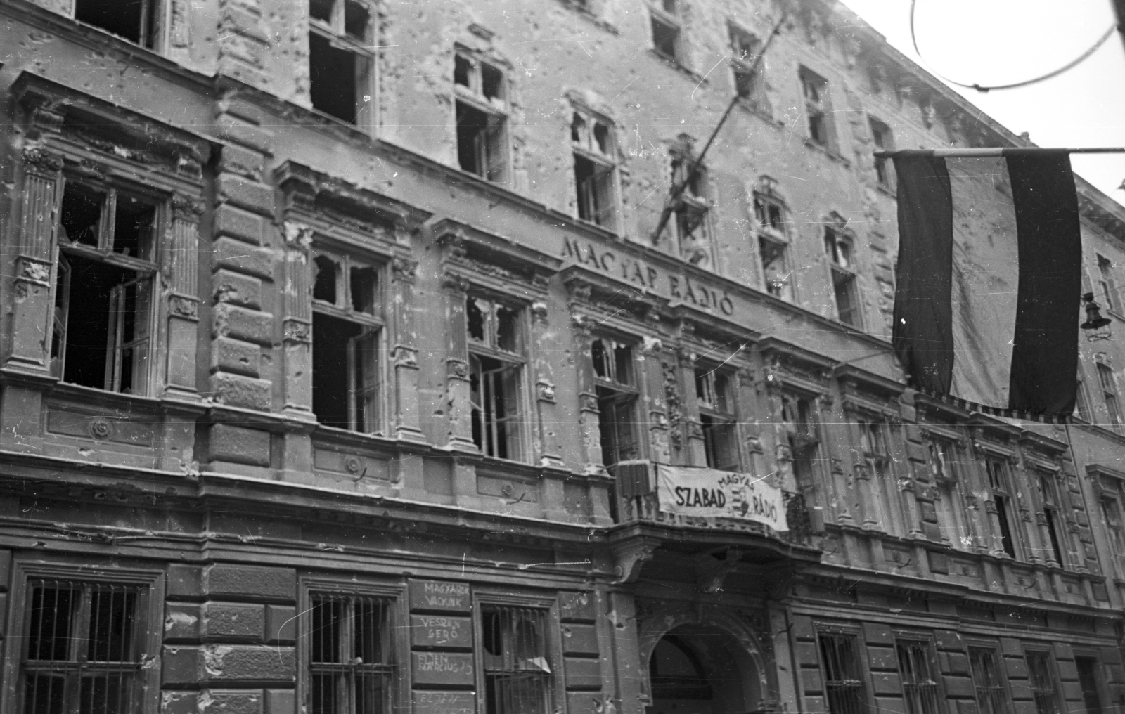 Hungary, Budapest VIII., Bródy Sándor utca 5-7., Magyar Rádió., 1956, Nagy Gyula, war damage, flag, label, revolution, damaged building, Kossuth coat of arms, Budapest, Hungarian Radio, Fortepan #39979