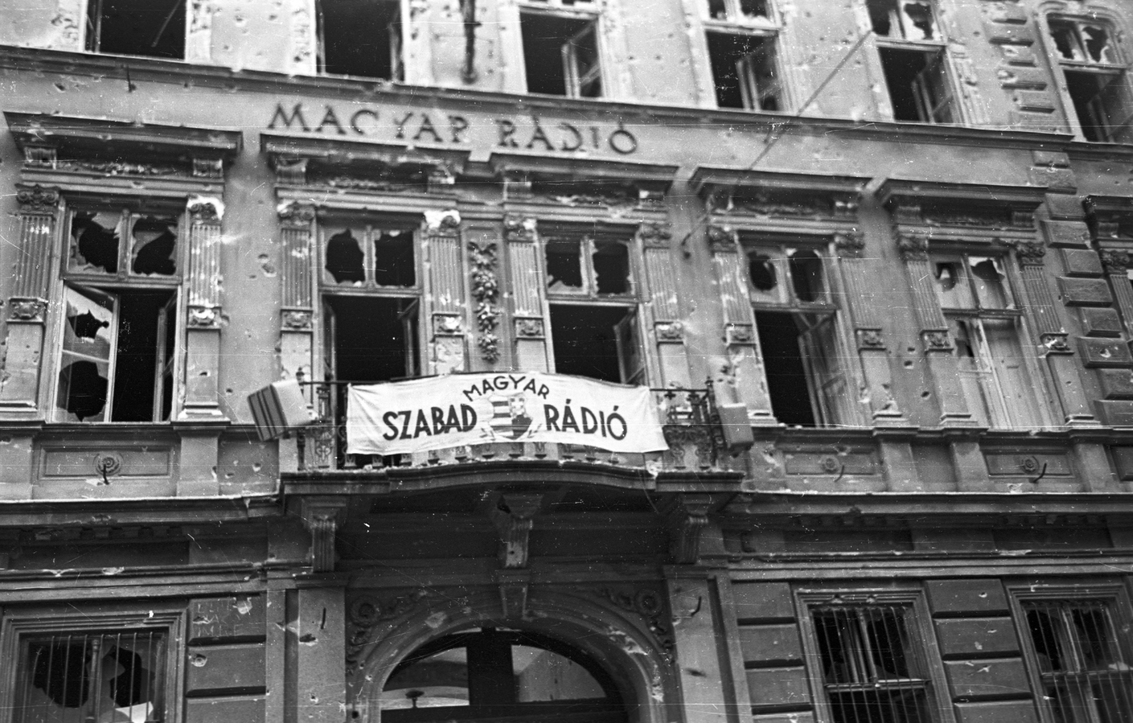 Hungary, Budapest VIII., Bródy Sándor utca 5-7., Magyar Rádió., 1956, Nagy Gyula, war damage, label, revolution, crest, damaged building, Kossuth coat of arms, Budapest, Hungarian Radio, Fortepan #39980