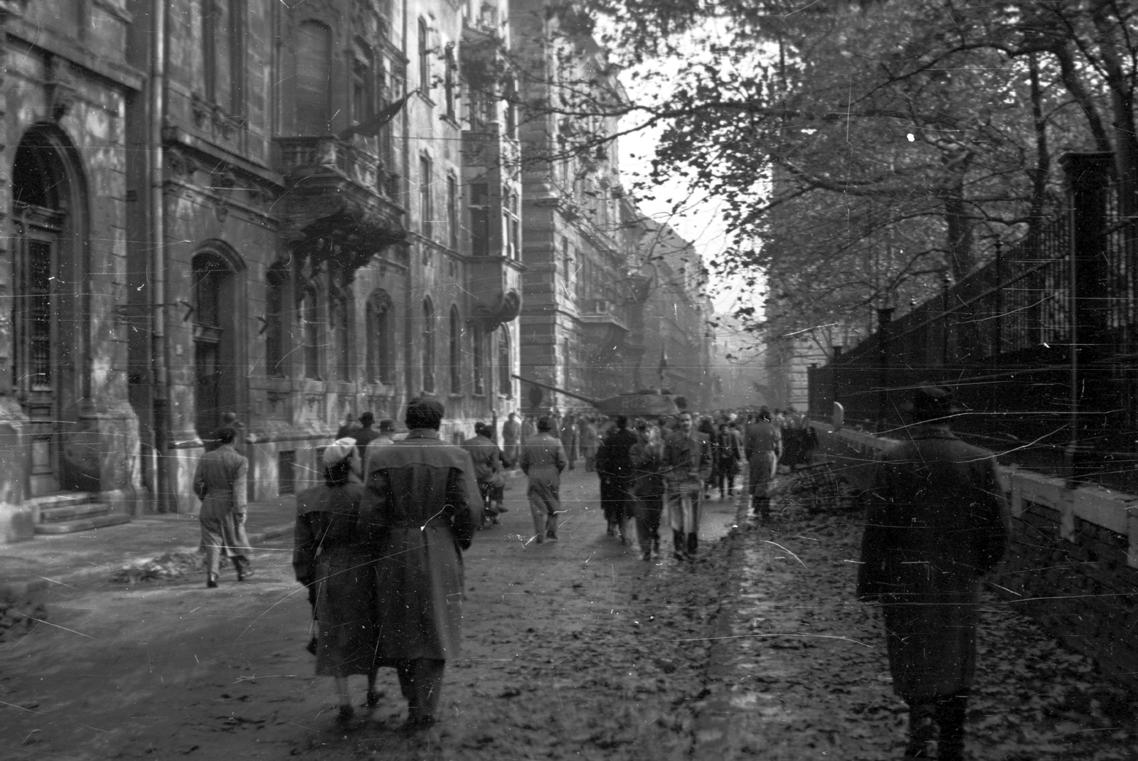 Hungary, Budapest VIII., Bródy Sándor utca a Múzeumkertnél a Puskin utca felé nézve., 1956, Nagy Gyula, Soviet brand, mass, revolution, tank, untitled, Budapest, Fortepan #39982