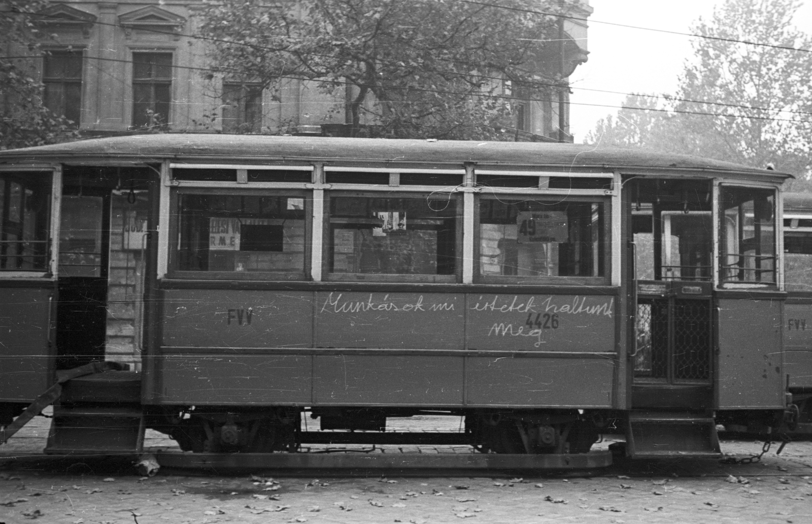 Hungary, Budapest VIII., Múzeum körút, háttérben a Múzeum kávéház a Bródy Sándor utca sarkán., 1956, Nagy Gyula, label, revolution, tram, Trailer car, Budapest, FVV-organisation, Fortepan #39989