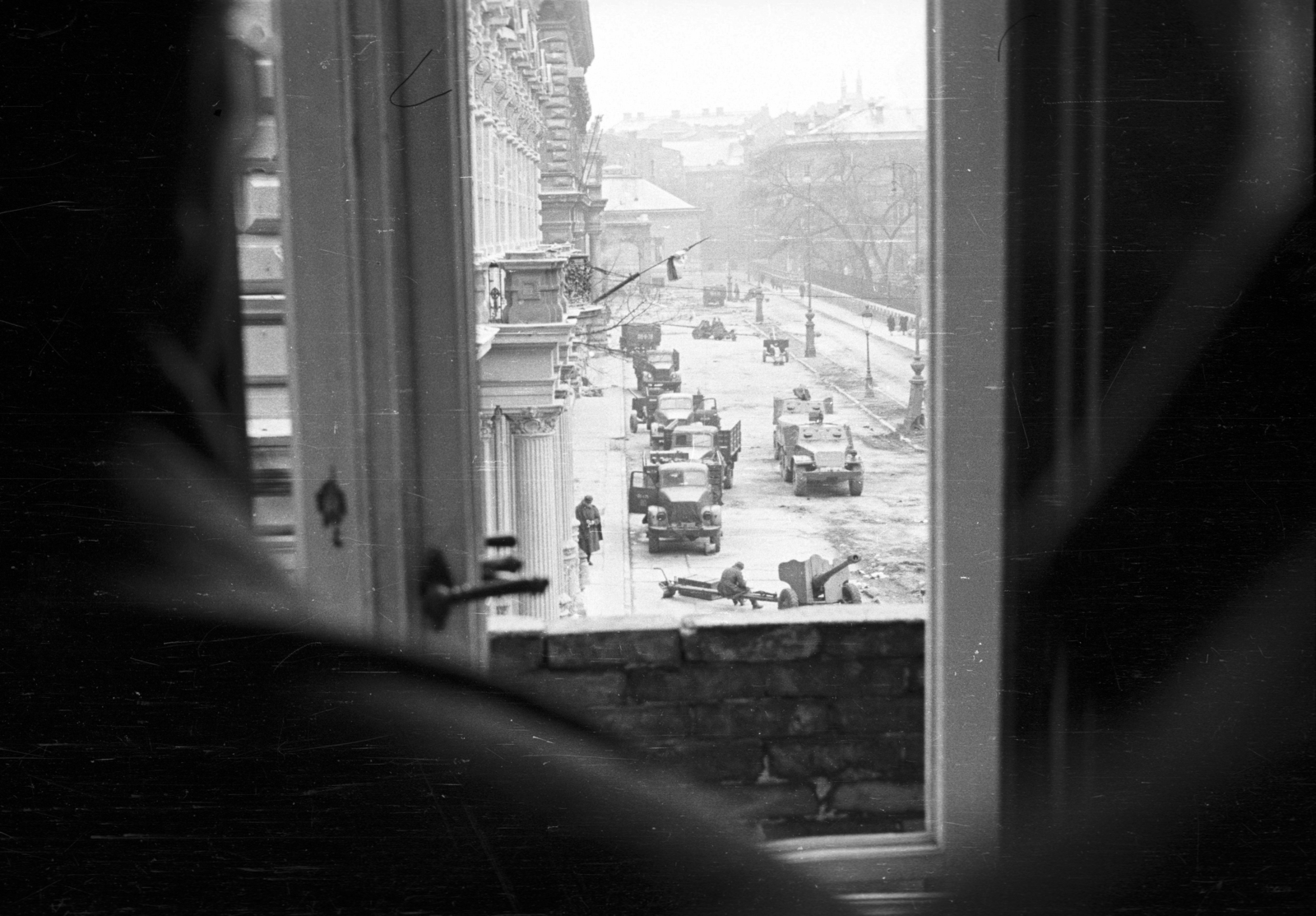 Magyarország, Budapest VIII., Pollack Mihály tér a Bródy Sándor utca felől nézve, balra a Festetics palota, jobbra a Múzeumkert., 1956, Nagy Gyula, szovjet gyártmány, forradalom, teherautó, fegyver, löveg, harcjármű, BTR 152, Budapest, Fortepan #39990