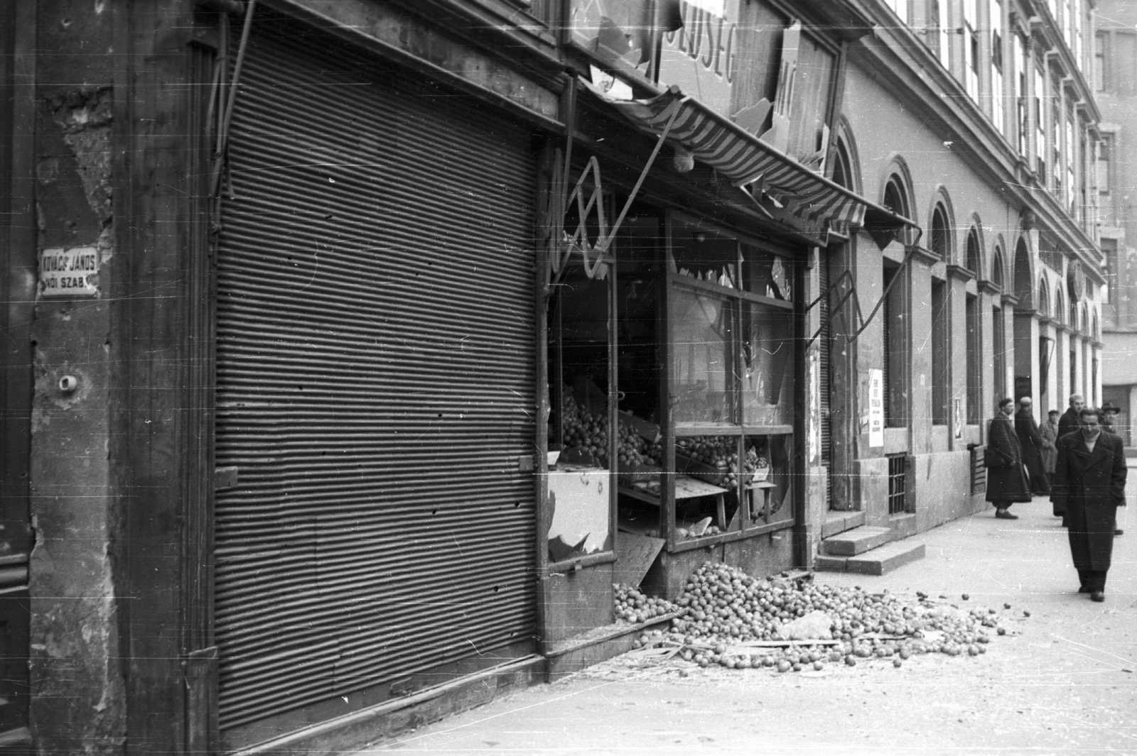 Magyarország, Budapest V., Vámház (Tolbuhin) körút a Kálvin tér felé nézve, balra a Királyi Pál utca torkolata., 1956, Nagy Gyula, kirakat, háborús kár, forradalom, krumpli, Budapest, épületkár, Fortepan #39998