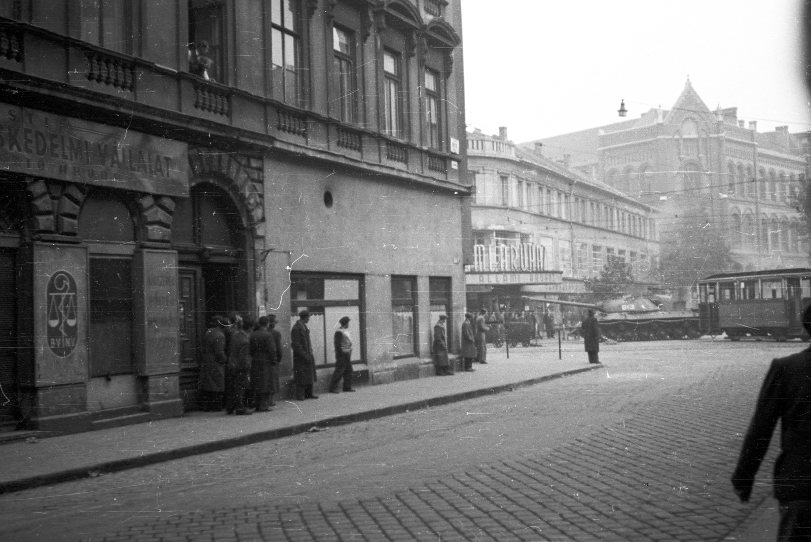 Hungary, Budapest V., Királyi Pál utca a Vámház körút felé nézve., 1956, Nagy Gyula, sign-board, Soviet brand, revolution, tank, gate, tram, IS-3 tank, Budapest, Fortepan #40003