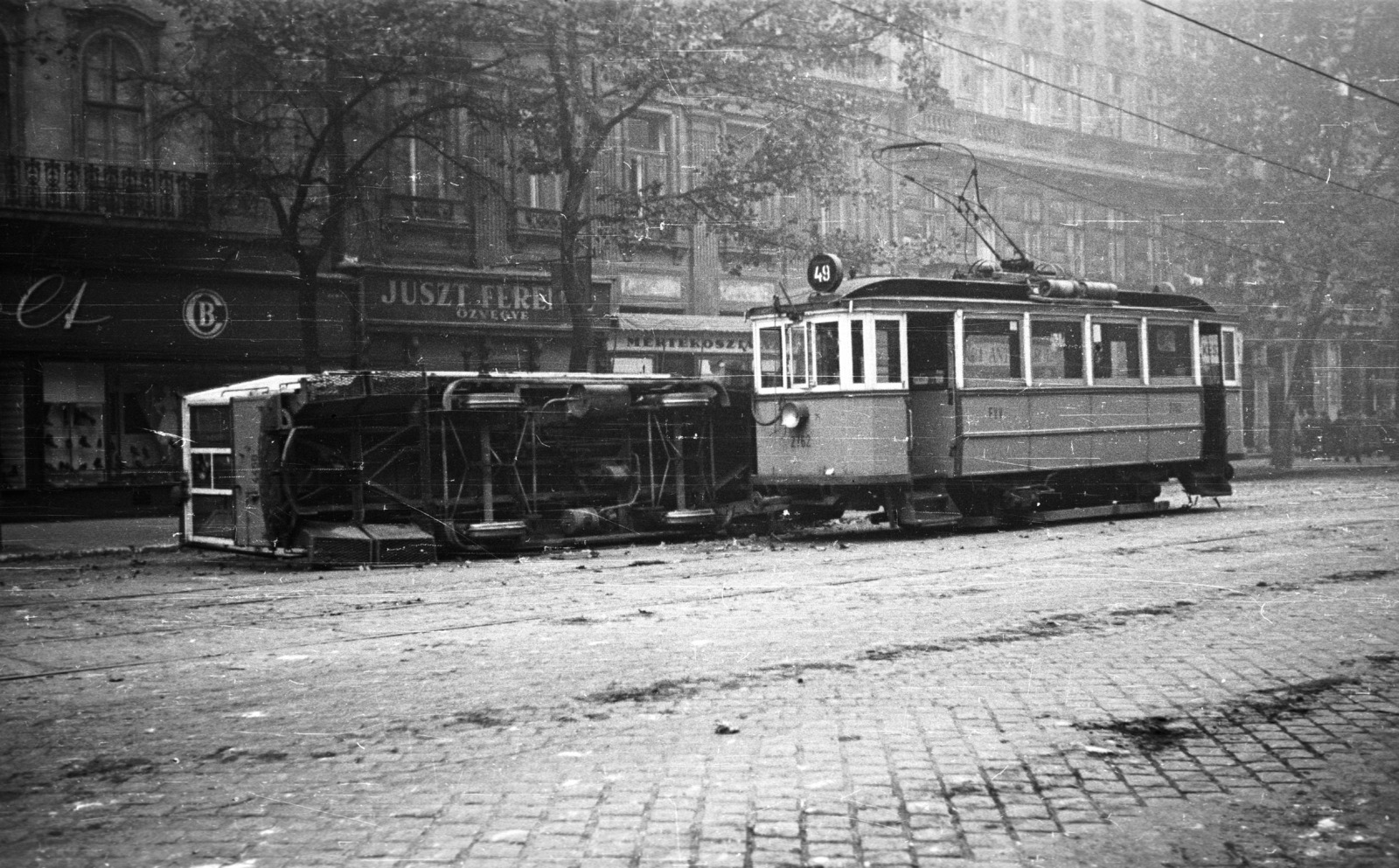 Hungary, Budapest V., Múzeum körút 17. és 19., 1956, Nagy Gyula, sign-board, revolution, tram, wreck, Budapest, FVV-organisation, public transport line number, Fortepan #40006