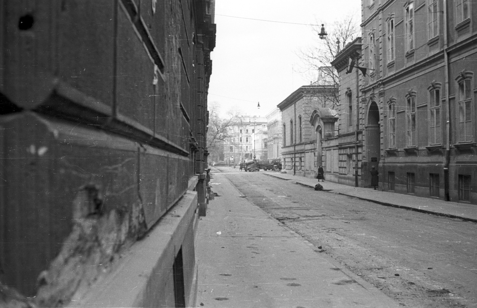 Magyarország, Budapest VIII., Ötpacsirta (Puskin) utca a Pollack Mihály tér felé nézve., 1956, Nagy Gyula, zászló, forradalom, utcakép, Budapest, Fortepan #40010