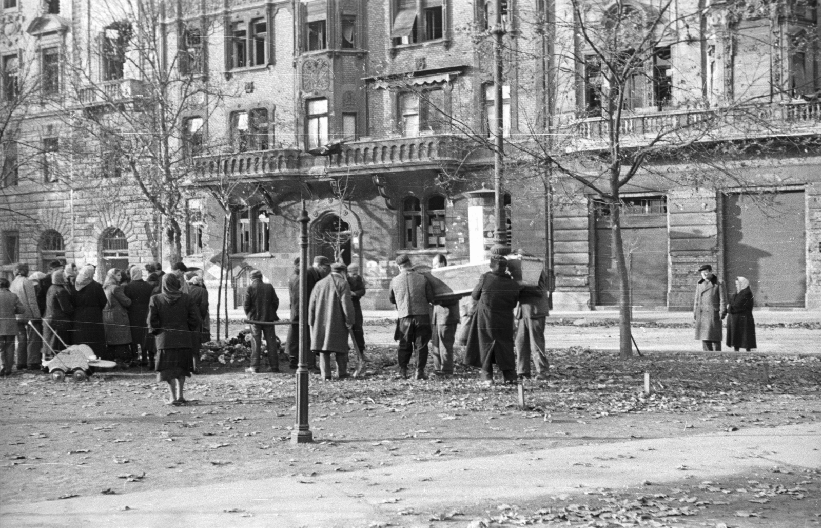 Hungary, Budapest VIII., Rákóczi tér északi oldala,az 1956-os forradalom alatt elesettek temetése ideiglenes sírba., 1956, Nagy Gyula, revolution, baby carriage, funeral, Budapest, Fortepan #40011