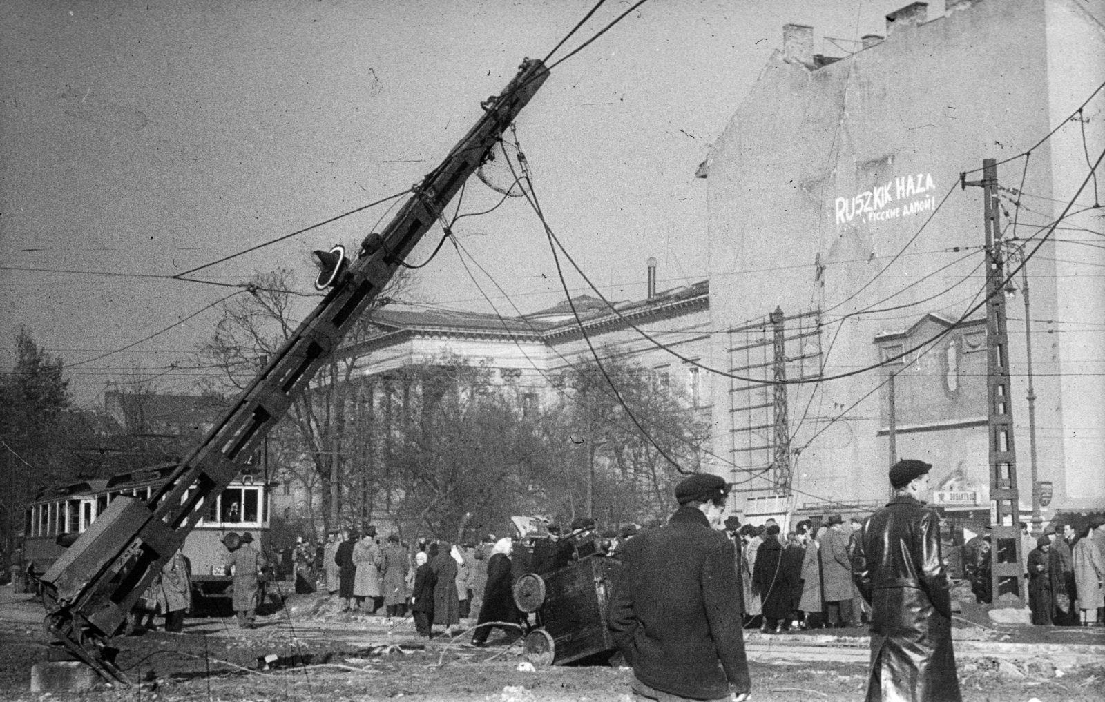 Magyarország, Budapest VIII., Kálvin tér., 1956, Nagy Gyula, felirat, forradalom, villamos, múzeum, jelképrombolás, oszlop, felsővezeték, Budapest, Fortepan #40016