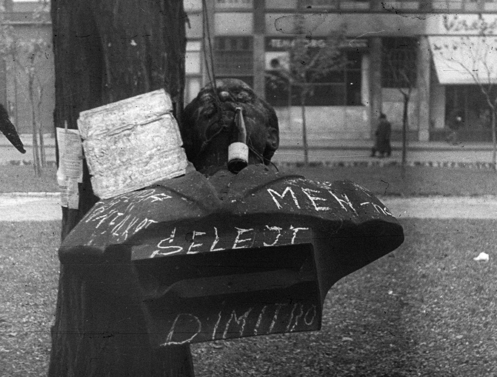 Hungary, Budapest V., Fővám (Dimitrov) tér, Georgi Dimitrov mellszobra., 1956, Nagy Gyula, label, revolution, sculpture, destruction of symbols, bust, beer bottle, Budapest, Georgi Dimitrov portrayal, Fortepan #40017