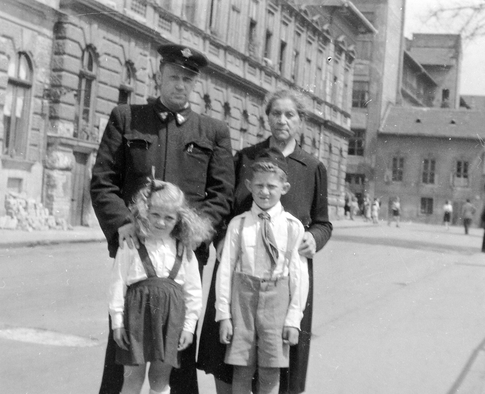Magyarország, Budapest VIII., Tömő utca, szemben az Illés utca., 1965, Homoródy Károly, úttörő, csoportkép, utcakép, vasutas, Budapest, Fortepan #4002