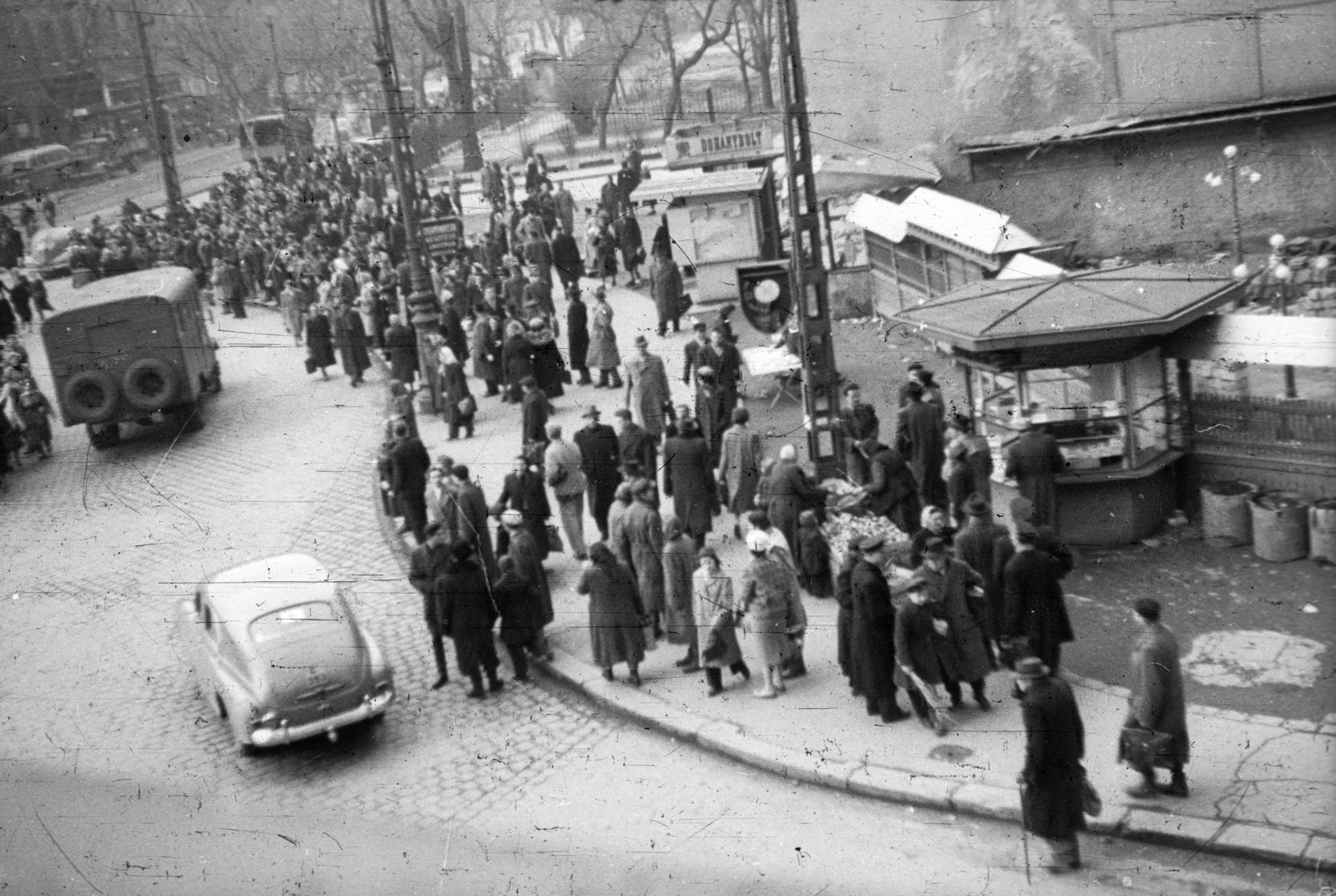 Magyarország, Budapest VIII., Kálvin tér a Múzeum körút felé nézve., 1956, Nagy Gyula, tömeg, forradalom, trafik, automobil, GAZ M20 Pobeda, Budapest, Fortepan #40021