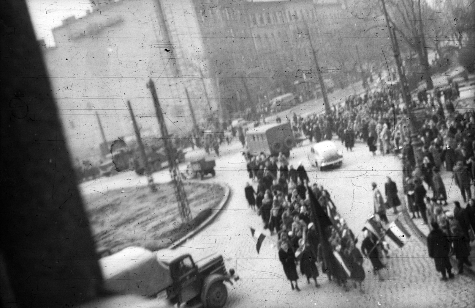 Hungary, Budapest VIII.,Budapest V., Kálvin tér a Múzeum körút felé nézve., 1956, Nagy Gyula, flag, mass, revolution, commercial vehicle, strike, Budapest, Fortepan #40022