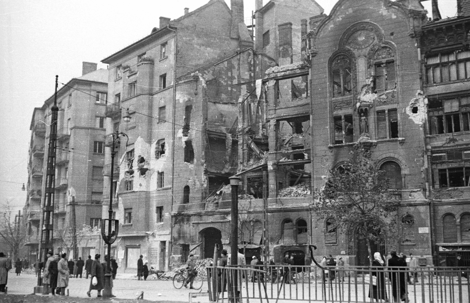Hungary, Budapest XI., Móricz Zsigmond körtér, balra szemben a Villányi út., 1956, Nagy Gyula, war damage, revolution, ruins, Budapest, damaged building, Fortepan #40031