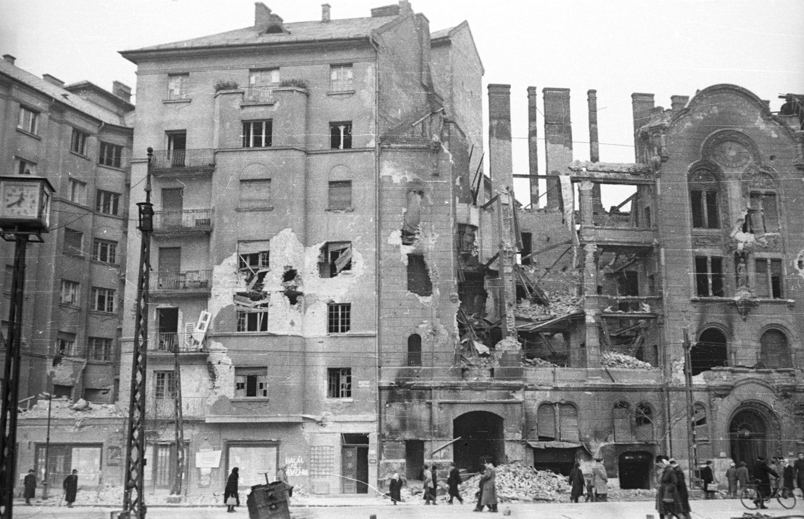 Hungary, Budapest XI., Móricz Zsigmond körtér, balra a 3/a, jobbra a súlyosan sérült 2. számú ház., 1956, Nagy Gyula, war damage, revolution, watch, ruins, damaged building, Budapest, Fortepan #40033