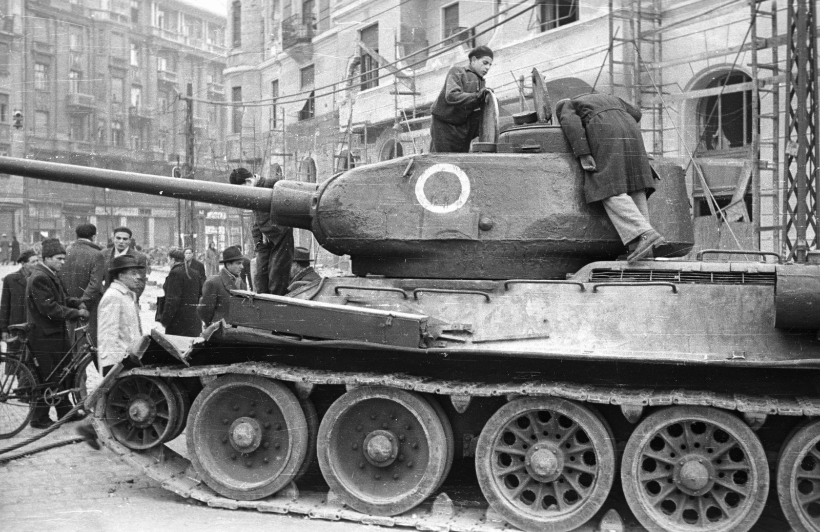 Hungary, Budapest XI., Móricz Zsigmond körtér, szemben a Karinthy Frigyes (Verpeléti) út torkolata., 1956, Nagy Gyula, Soviet brand, revolution, tank, untitled, Budapest, Fortepan #40034