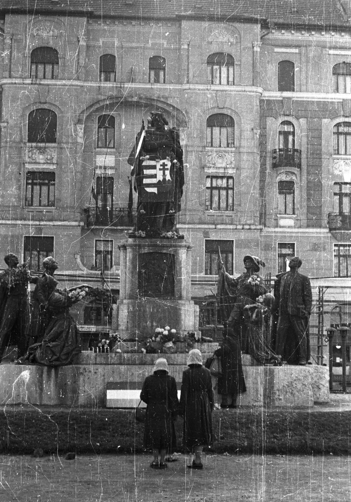 Hungary, Budapest XI., Móricz Zsigmond körtér, Szent Imre szobor (Kisfaludi Strobl Zsigmond, 1930.)., 1956, Nagy Gyula, revolution, sculpture, crest, Kossuth coat of arms, Budapest, sculptural group, Saint Emeric of Hungary-portrayal, Fortepan #40037