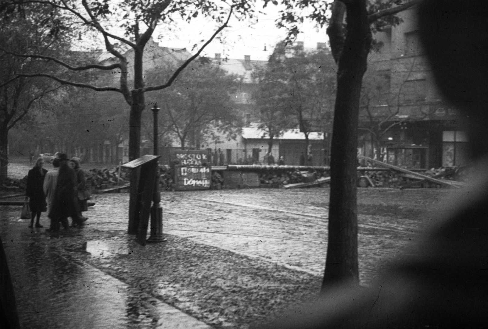 Hungary, Budapest XI., Móricz Zsigmond körtér, balra a Váli utca torkolata, a Fehérvári úton emelt barikád mögött jobbra a Vásárhelyi Pál utca sarkán álló épületek láthatók., 1956, Nagy Gyula, label, revolution, barricade, board, Budapest, Fortepan #40038