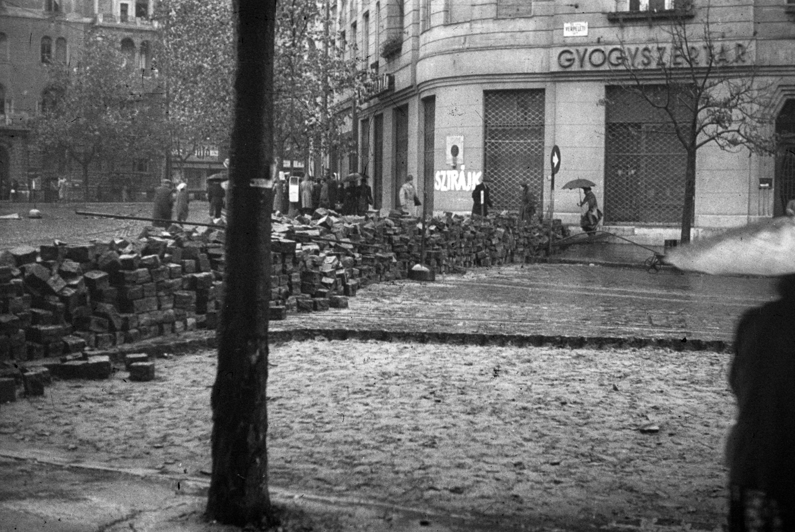 Hungary, Budapest XI., a Karinthy Frigyes (Verpeléti) út eleje a Móricz Zsigmond körtérnél, háttérben a Bartók Béla út torkolata., 1956, Nagy Gyula, label, revolution, pharmacy, barricade, cobblestones, Budapest, Fortepan #40039