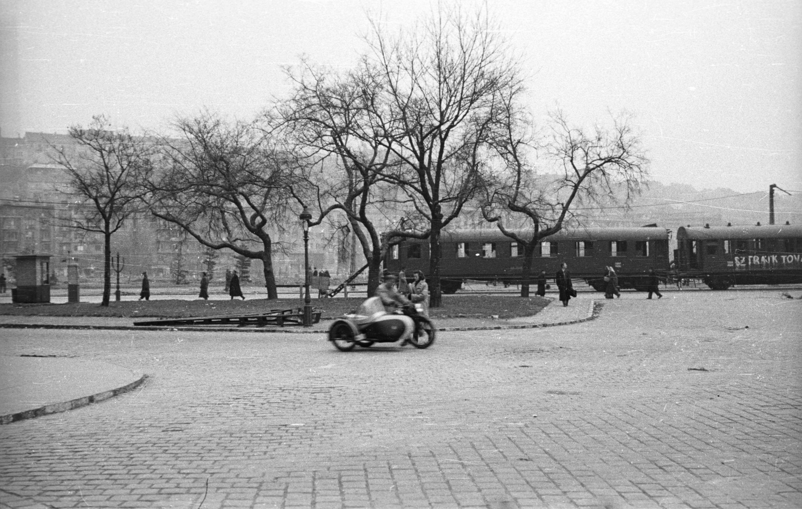 Hungary, Budapest XII., Magyar Jakobinusok tere a Városmajor utcából nézve, háttérben a Vérmező és az Attila út házai., 1956, Nagy Gyula, railway, label, revolution, motorcycle, motorcycle with sidecar, pillar, Budapest, Fortepan #40043