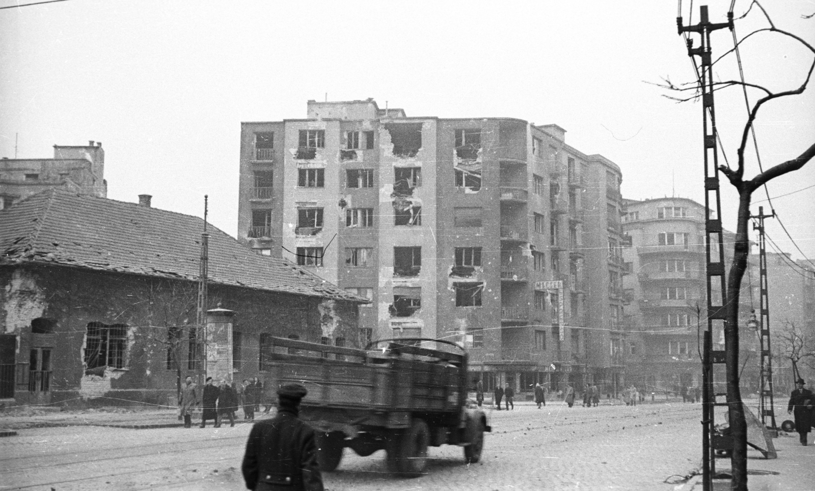 Hungary, Budapest II., Margit körút (Mártirok útja) a Széna tér felől a Kis Rókus utca felé nézve., 1956, Nagy Gyula, poster, revolution, pedestrian, commercial vehicle, street view, genre painting, ad pillar, damaged building, Budapest, Fortepan #40044