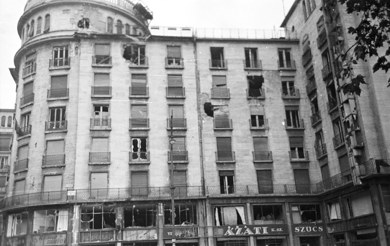 Magyarország, Budapest VII., Astoria kereszteződés, Károly (Tanács) körút - Rákóczi út sarok, MTA lakóház és Georgia bérpalota., 1956, Nagy Gyula, háborús kár, cégtábla, forradalom, Budapest, Hültl Dezső-terv, Fortepan #40052