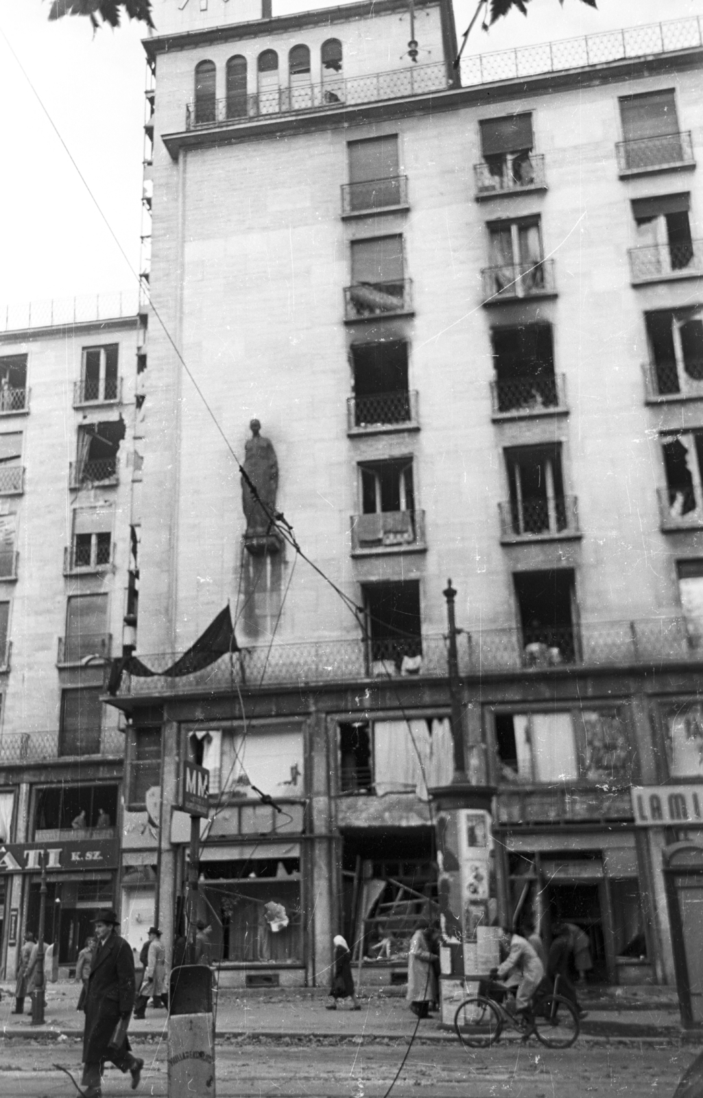 Hungary, Budapest VII., Rákóczi út 4., 1956, Nagy Gyula, war damage, revolution, sculpture, Budapest, building statue, damaged building, Fortepan #40053
