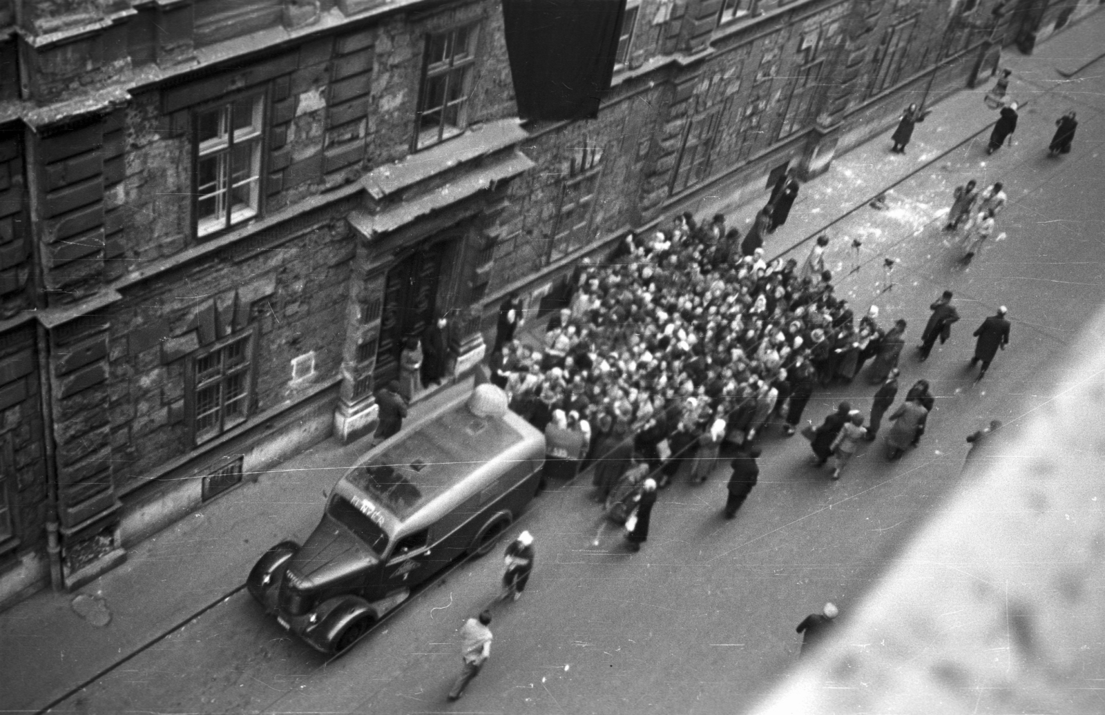 Hungary, Budapest V., Papnövelde (Eötvös Loránd) utca, Központi Papi Szeminárium épülete. Kenyérosztás a forradalom idején., 1956, Nagy Gyula, flag, revolution, commercial vehicle, Budapest, Fortepan #40057