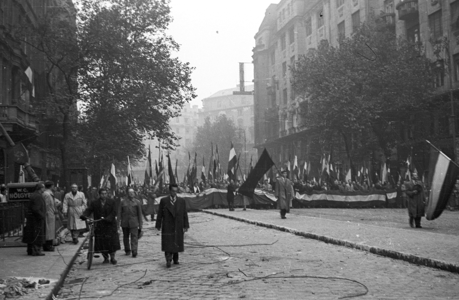 Magyarország, Budapest V.,Budapest VII., Károly (Tanács) körút az Astoria felől nézve. 1956. október 25-e délután, "véres-zászlós" tüntetés., 1956, Nagy Gyula, zászló, forradalom, felvonulás, Budapest, Fortepan #40062