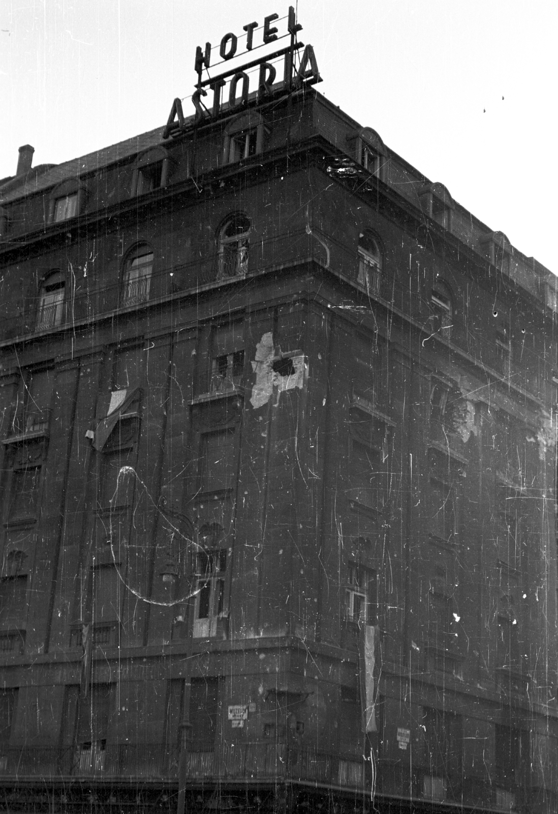 Hungary, Budapest V., Múzeum körút - Kossuth Lajos utca sarok, Astoria szálló., 1956, Nagy Gyula, war damage, flag, label, revolution, hotel, Budapest, Fortepan #40066