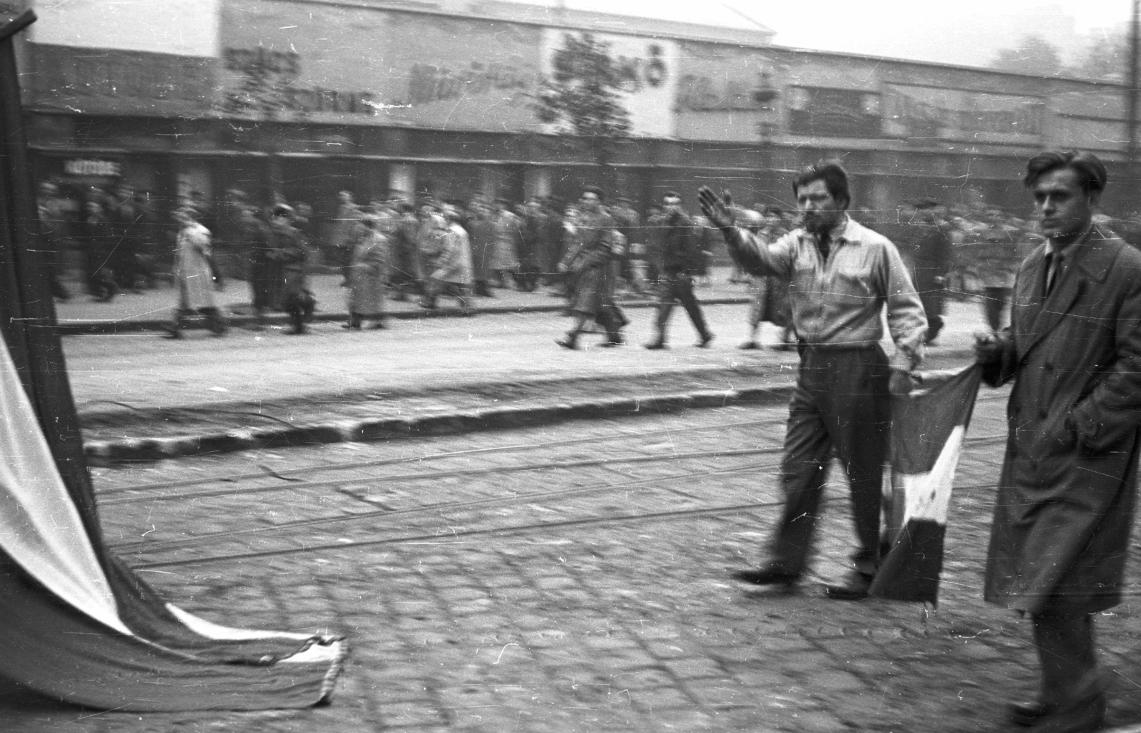 Hungary, Budapest V., Károly (Tanács) körút a Madách térnél. 1956. október 25-e délután, "véres-zászlós" tüntetés., 1956, Nagy Gyula, flag, revolution, march, Budapest, Fortepan #40067