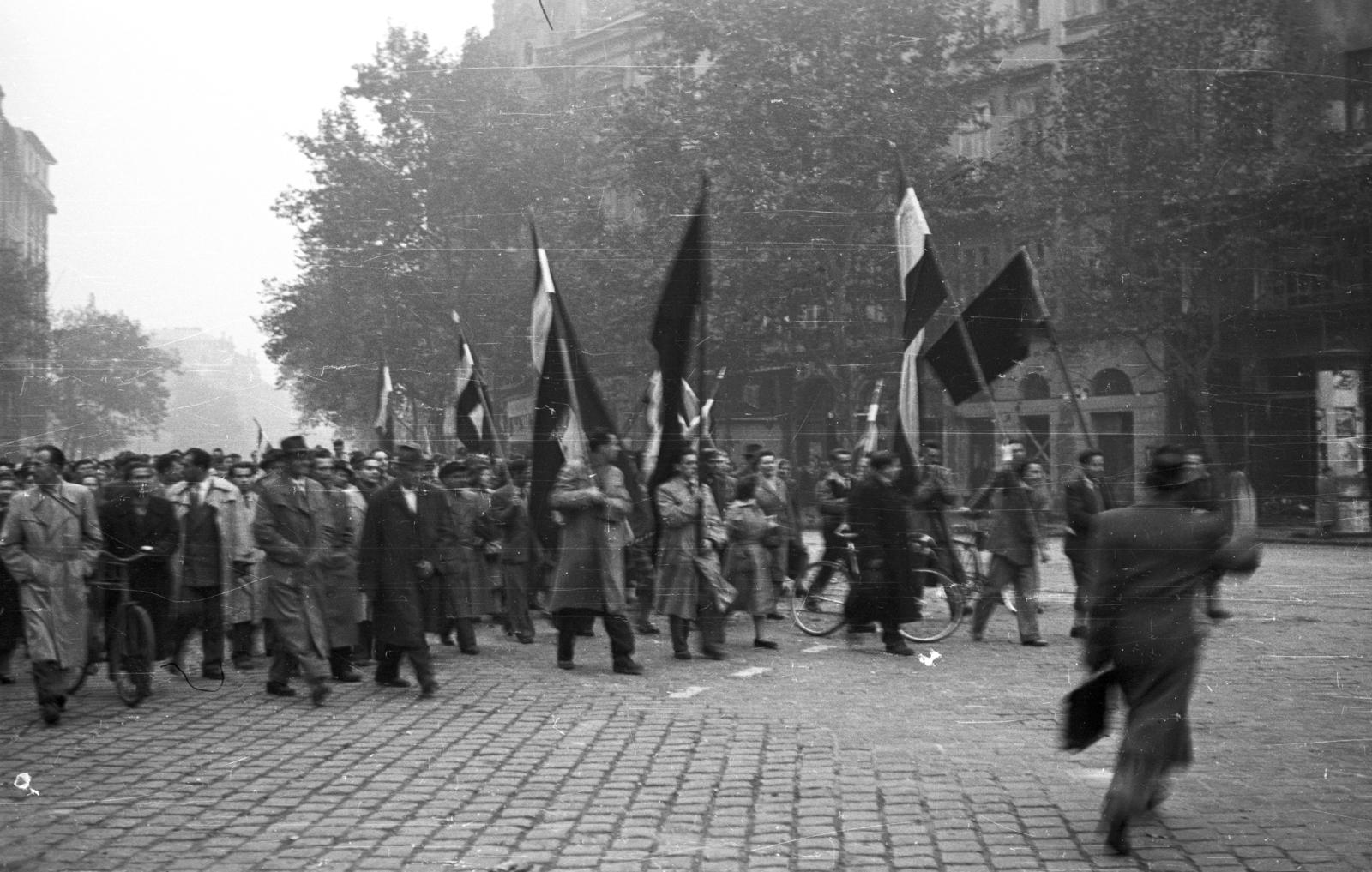 Magyarország, Budapest V.,Budapest VII., Károly (Tanács) körút a Dob utca felől az Astoria felé nézve., 1956, Nagy Gyula, zászló, forradalom, felvonulás, Budapest, Fortepan #40069