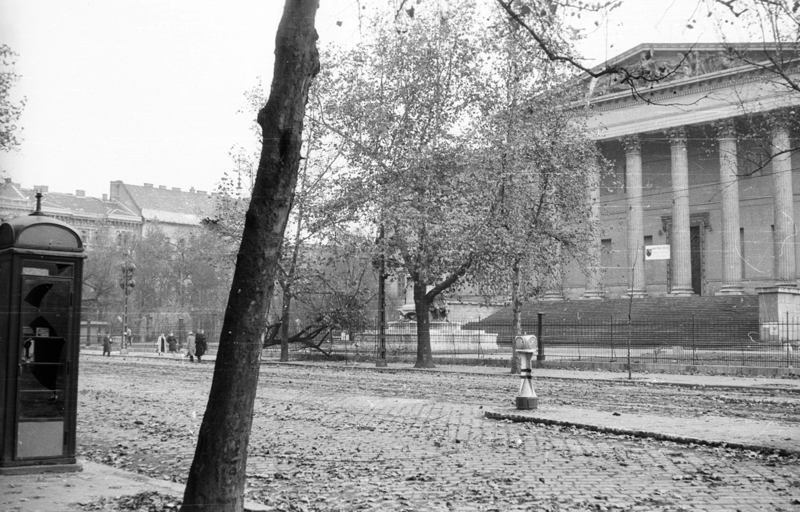 Magyarország, Budapest VIII., Múzeum körút, Magyar Nemzeti Múzeum., 1956, Nagy Gyula, forradalom, ősz, múzeum, telefonfülke, csibilámpa, Budapest, Fortepan #40086