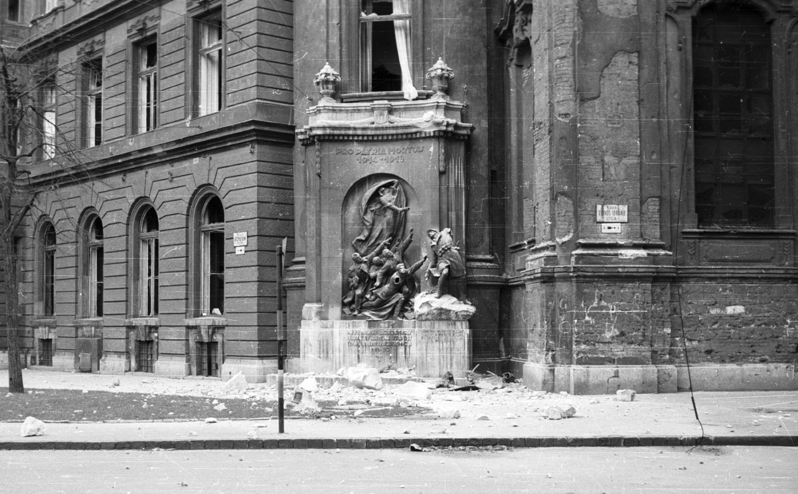 Hungary, Budapest V., Egyetem tér - Papnövelde (Eötvös Loránd) utca sarok, Egyetemi templom, I. világháborús emlékmű., 1956, Nagy Gyula, First World War, church, war damage, revolution, monument, Budapest, Fortepan #40087