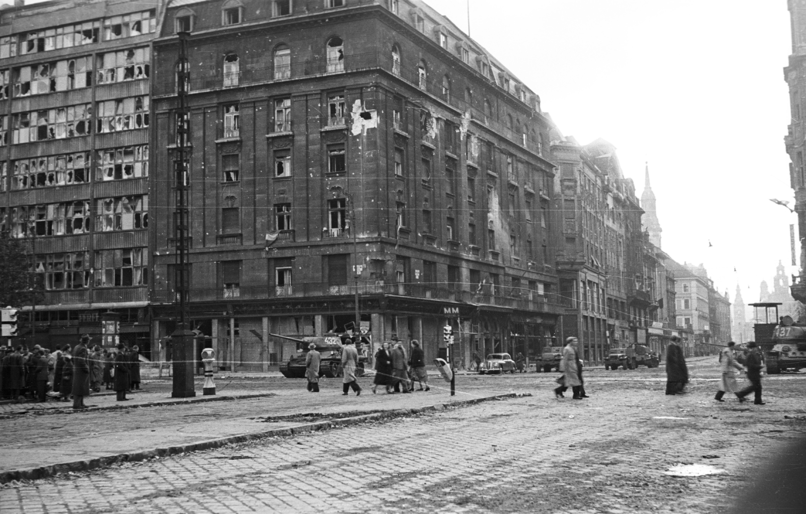 Hungary, Budapest V.,Budapest VII.,Budapest VIII., Astoria kereszteződés, szemben a Kossuth Lajos utca - Múzeum körút sarkán az Astoria szálló., 1956, Nagy Gyula, Soviet brand, revolution, tank, hotel, damaged building, tram stop, automobile, untitled, combat vehicle, Budapest, Fortepan #40094