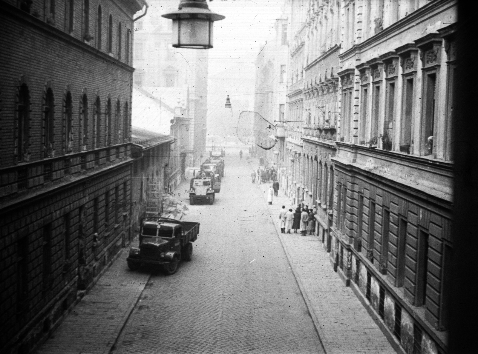 Magyarország, Budapest VIII., Salétrom utca a Rákóczi tér felé nézve., 1956, Nagy Gyula, szovjet gyártmány, forradalom, magyar gyártmány, teherautó, harcjármű, BTR 152, Budapest, Fortepan #40108