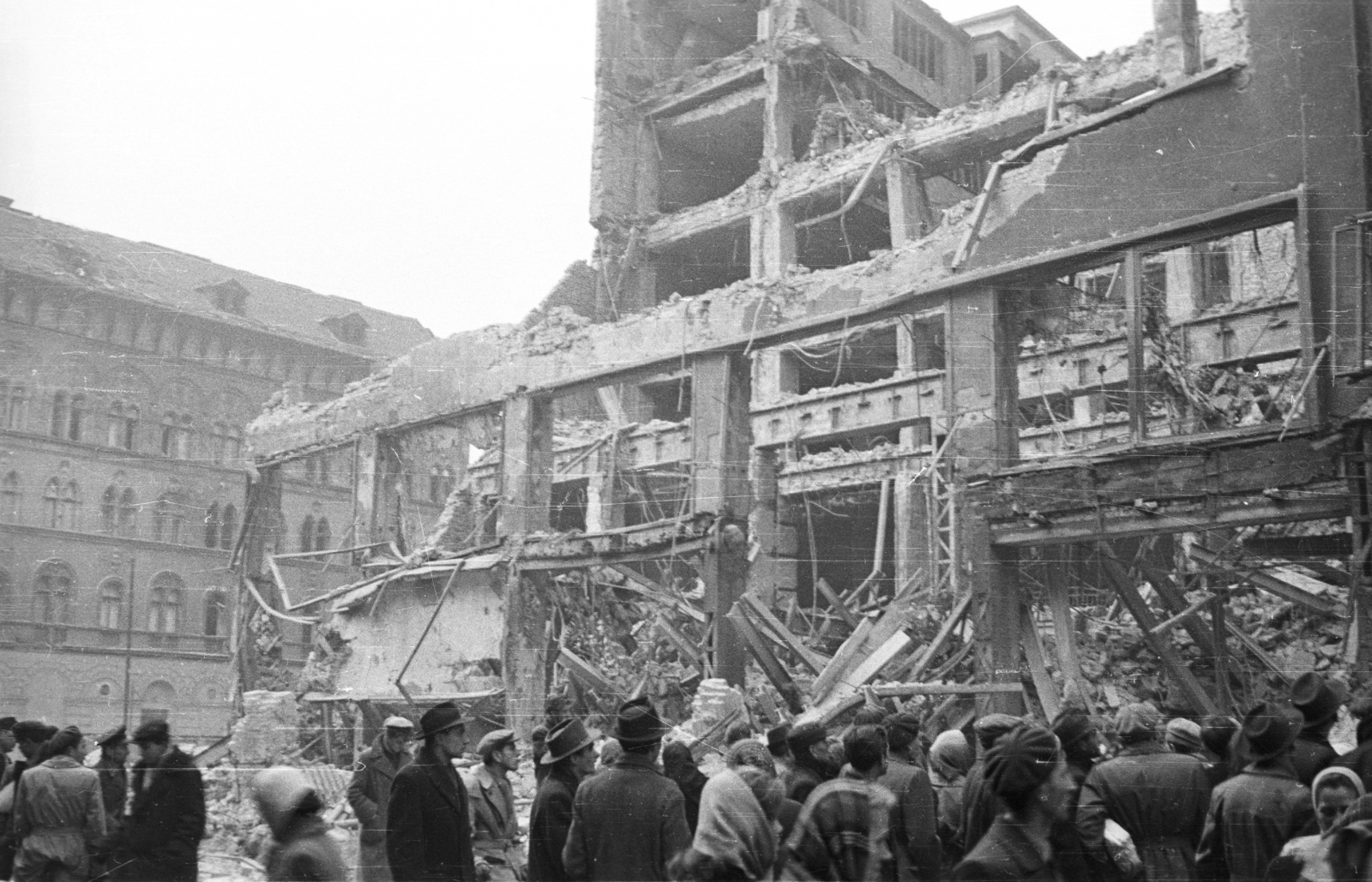 Hungary, Budapest VII., Rákóczi út 72., a Magyar Divatcsarnok romjai., 1956, Nagy Gyula, war damage, revolution, ruins, Budapest, damaged building, Fortepan #40113