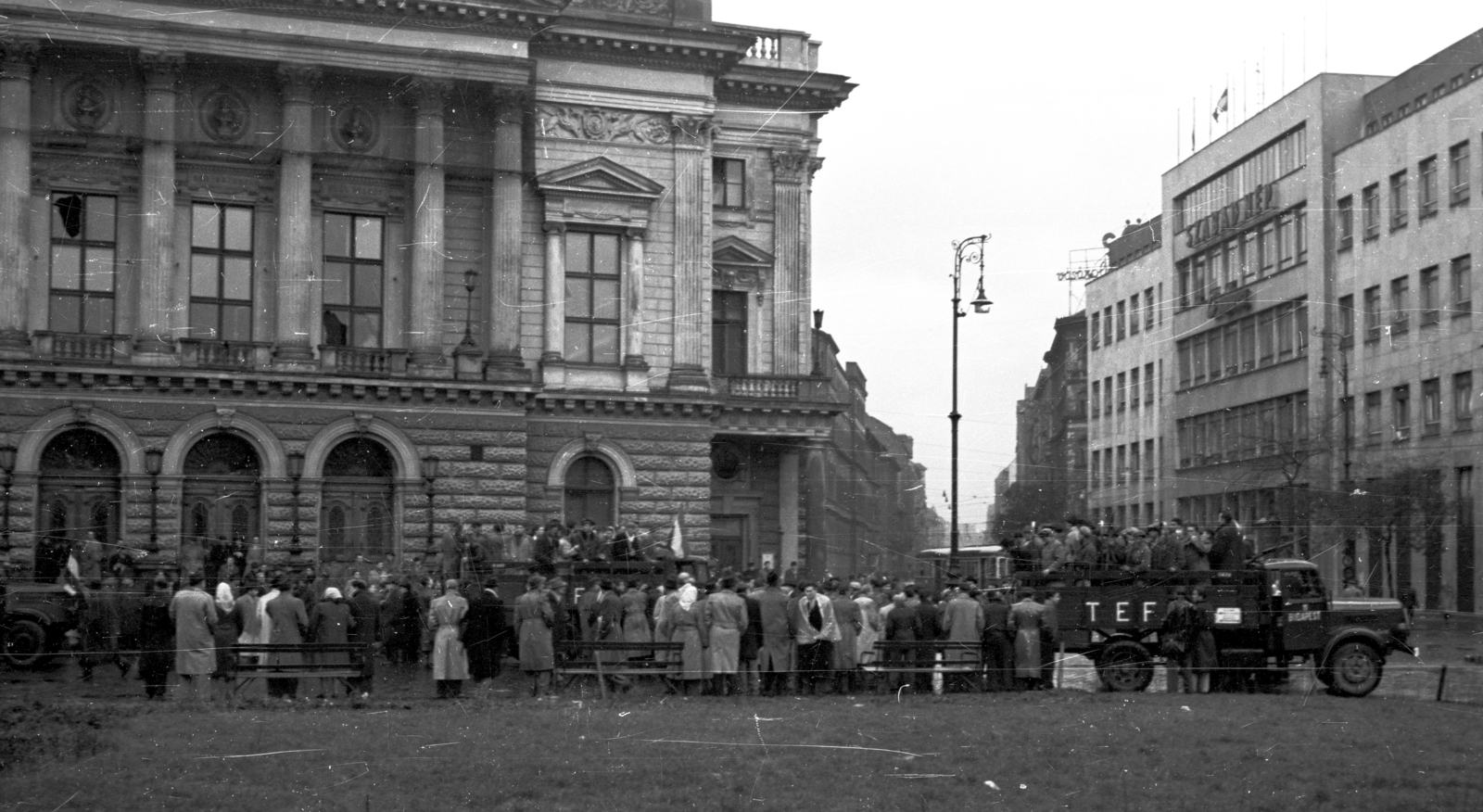 Magyarország, Budapest VIII., Blaha Lujza tér, Nemzeti Színház., 1956, Nagy Gyula, forradalom, nemzeti színház, teherautó, színház, Fellner és Helmer-terv, lámpaoszlop, Csepel B-350/D-350, Szabad Nép, TEFU-szervezet, eklektikus építészet, Budapest, Fortepan #40116