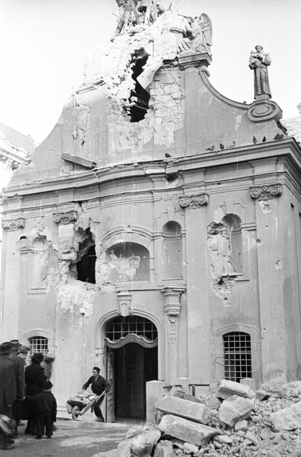 Hungary, Budapest VIII., Rákóczi út - Gyulai Pál utca sarok, Szent Rókus-kápolna., 1956, Nagy Gyula, war damage, revolution, ruins, chapel, Budapest, wheelbarrow, damaged building, Fortepan #40119